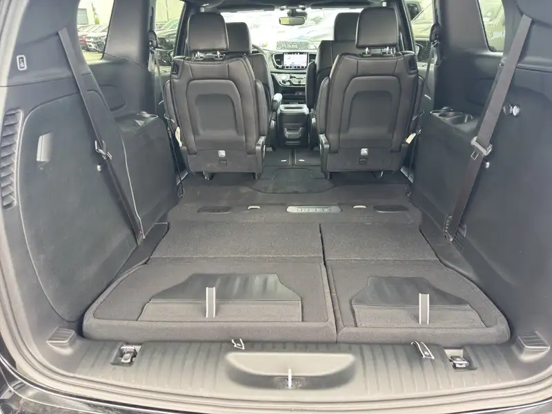 2027 Chrysler Pacifica, černá, dovoz Kanada — foto 9 z 12