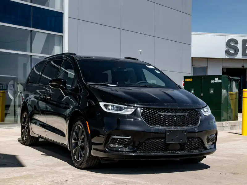 2026 Chrysler Pacifica Select, černá, dovoz Kanada — foto 12 z 12