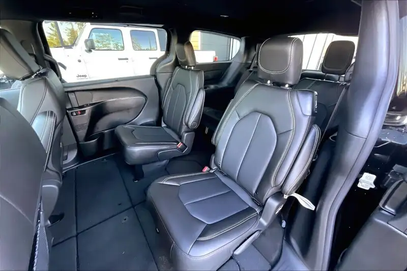 2026 Chrysler Pacifica Select, černá, 1 539 km, dovoz Kanada — foto 10 z 12