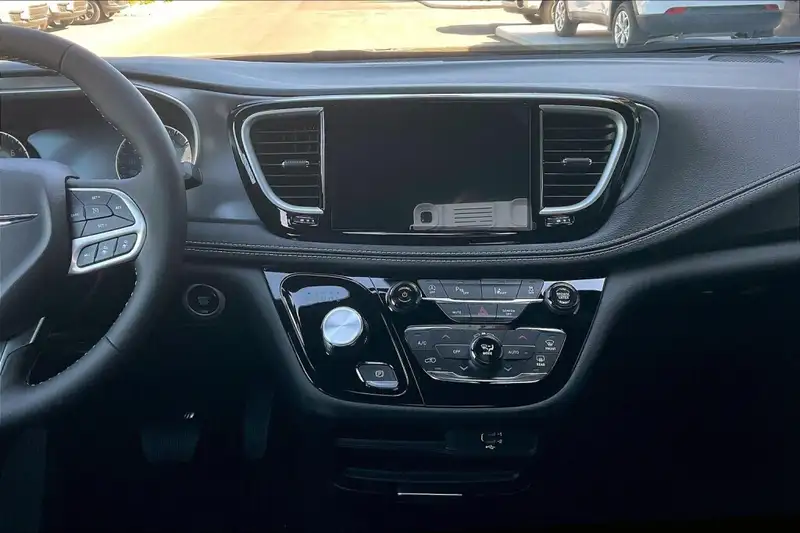 2026 Chrysler Pacifica Select, černá, 1 539 km, dovoz Kanada — foto 6 z 12