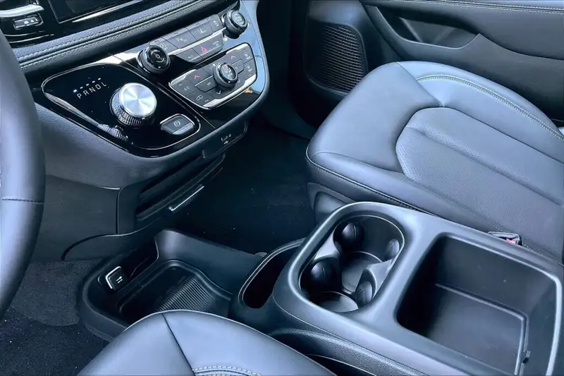 2026 Chrysler Pacifica Select, černá, 1 539 km, dovoz Kanada — foto 8 z 12