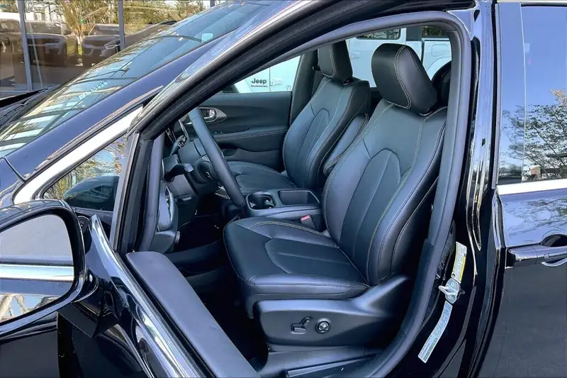 2026 Chrysler Pacifica Select, černá, 1 539 km, dovoz Kanada — foto 9 z 12