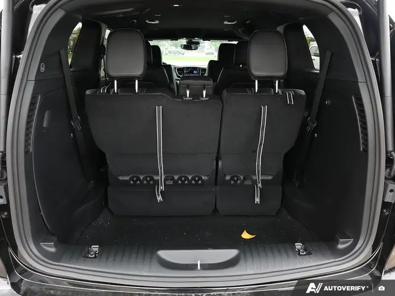 2027 Chrysler Pacifica Select, černá, dovoz Kanada — foto 11 z 12