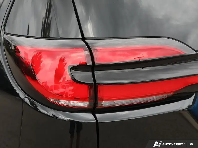 2027 Chrysler Pacifica Select, černá, dovoz Kanada — foto 12 z 12