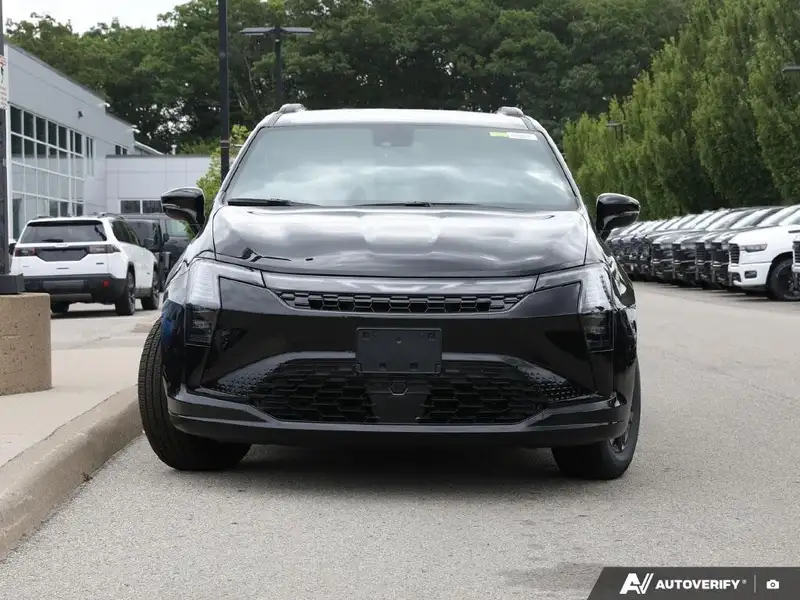 2027 Chrysler Pacifica Select, černá, dovoz Kanada — foto 2 z 12