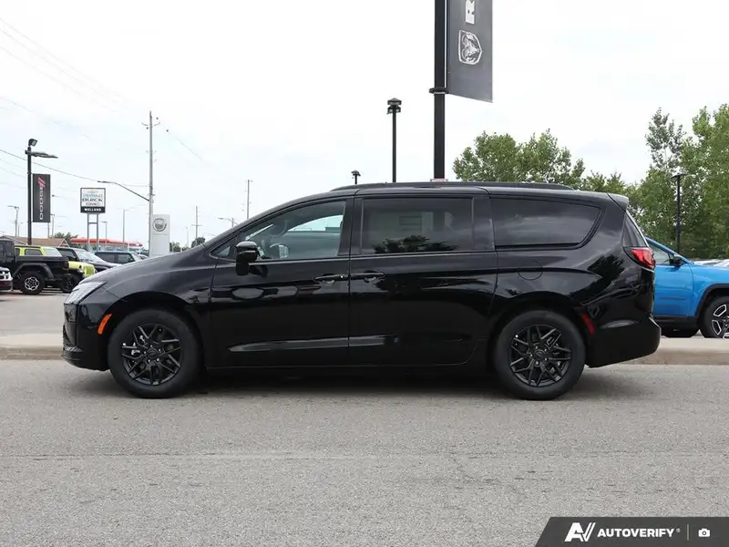 2027 Chrysler Pacifica Select, černá, dovoz Kanada — foto 3 z 12