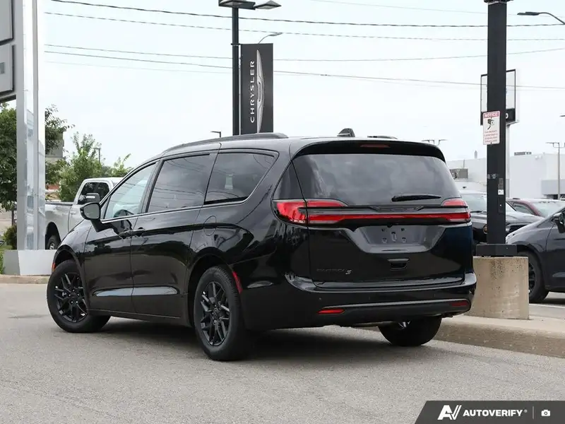 2027 Chrysler Pacifica Select, černá, dovoz Kanada — foto 4 z 12