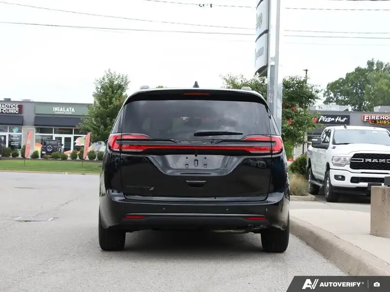 2027 Chrysler Pacifica Select, černá, dovoz Kanada — foto 5 z 12