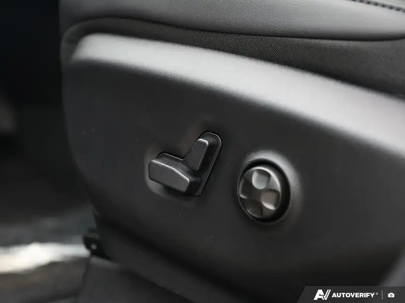 2027 Chrysler Pacifica Select, černá, dovoz Kanada — foto 8 z 12