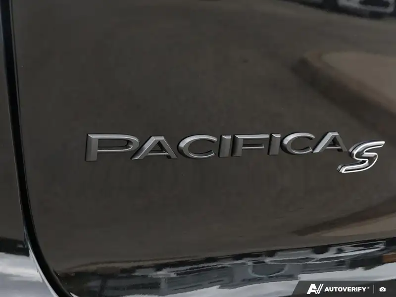 2027 Chrysler Pacifica Select, černá, dovoz Kanada — foto 9 z 12