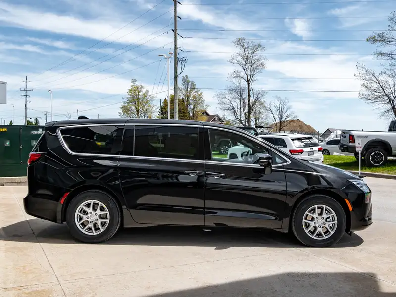 2027 Chrysler Pacifica Select, černá, dovoz Kanada — foto 10 z 12