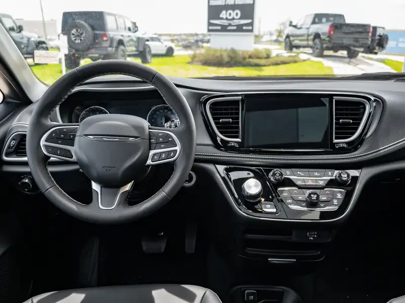 2027 Chrysler Pacifica Select, černá, dovoz Kanada — foto 3 z 12