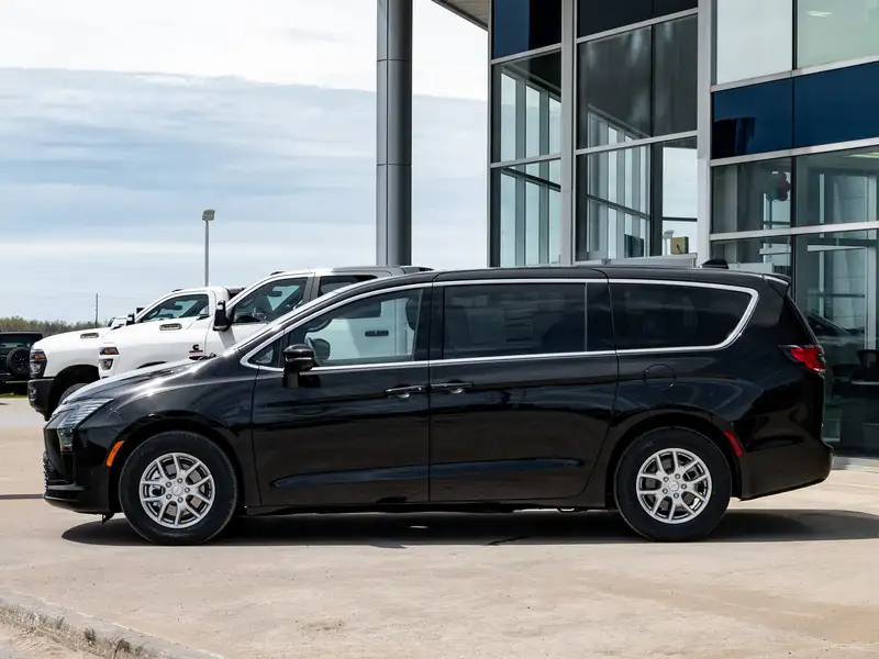 2027 Chrysler Pacifica Select, černá, dovoz Kanada — foto 5 z 12