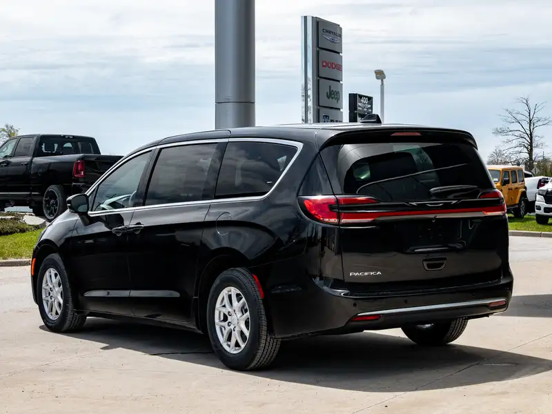 2027 Chrysler Pacifica Select, černá, dovoz Kanada — foto 6 z 12