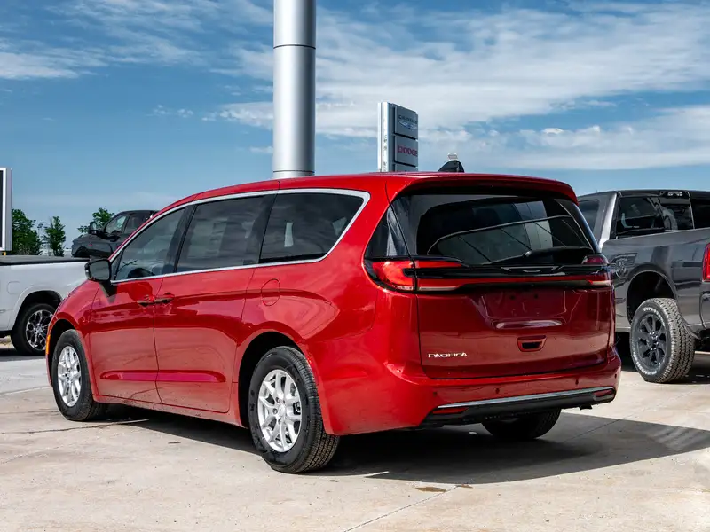 2027 Chrysler Pacifica Select, červená, dovoz Kanada — foto 6 z 12