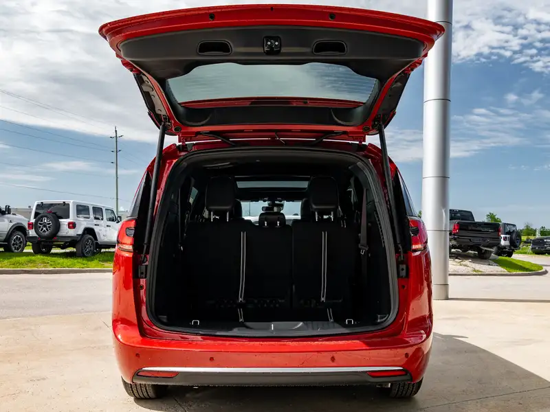 2027 Chrysler Pacifica Select, červená, dovoz Kanada — foto 8 z 12