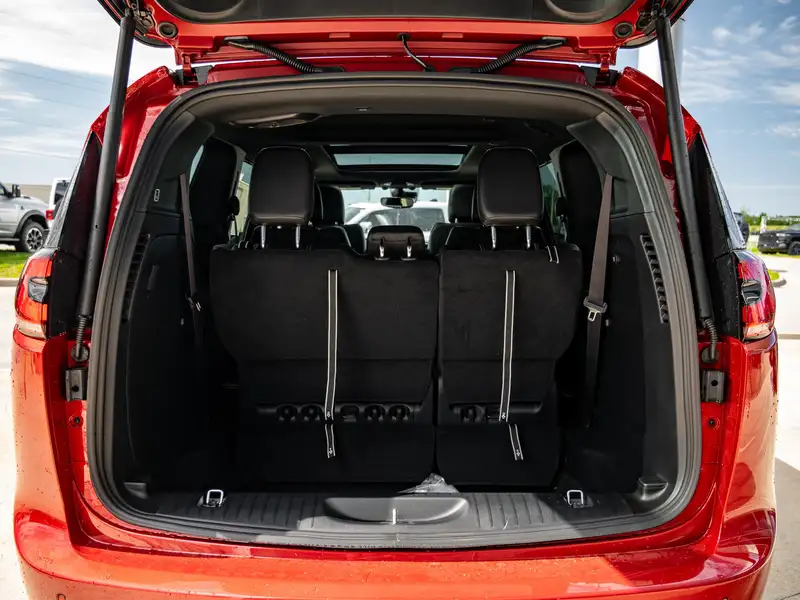 2027 Chrysler Pacifica Select, červená, dovoz Kanada — foto 9 z 12