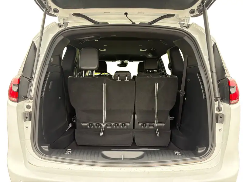 2026 Chrysler Pacifica Select, bílá, dovoz Kanada — foto 12 z 12