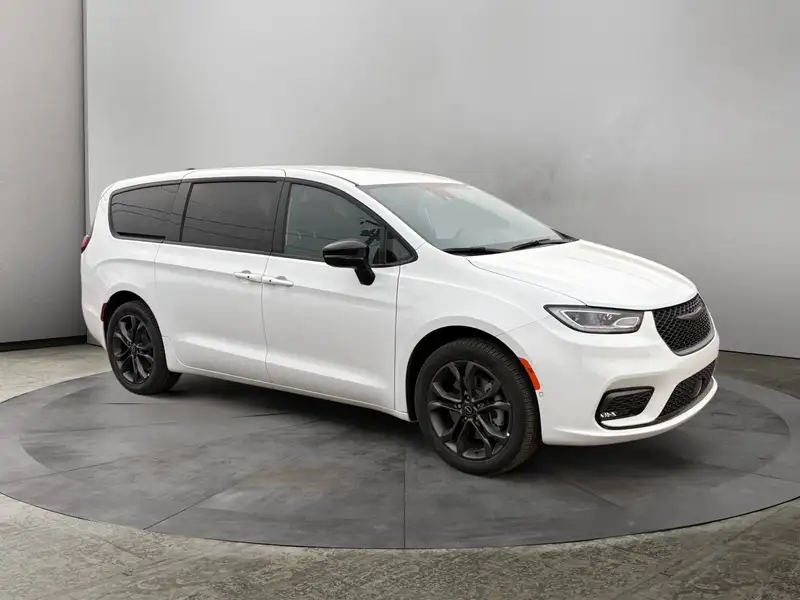2026 Chrysler Pacifica Select, bílá, dovoz Kanada — foto 7 z 12