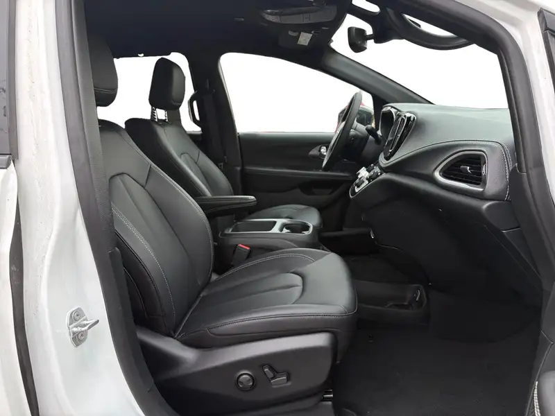 2026 Chrysler Pacifica Select, bílá, dovoz Kanada — foto 9 z 12