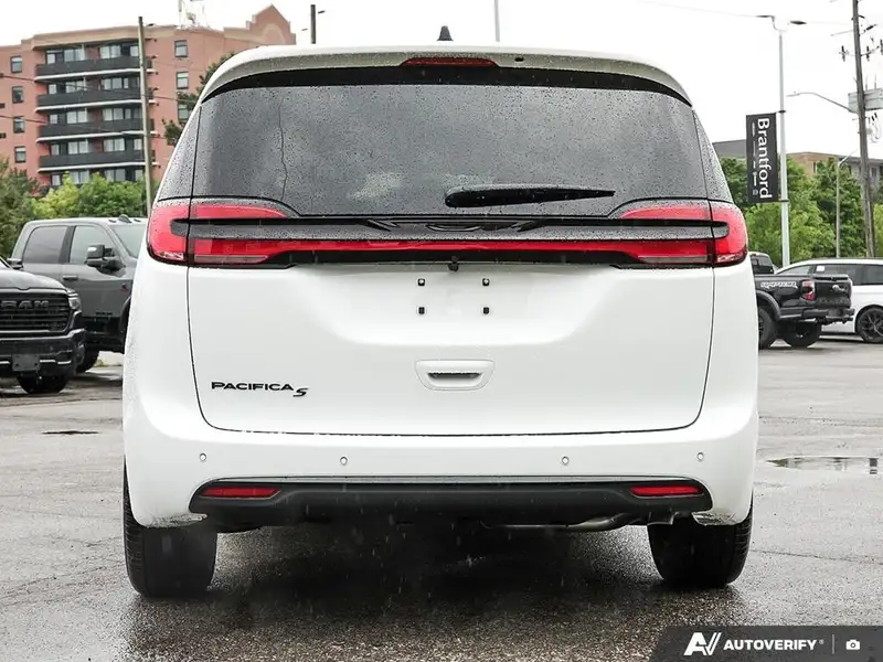 2027 Chrysler Pacifica Select, bílá, dovoz Kanada — foto 5 z 12