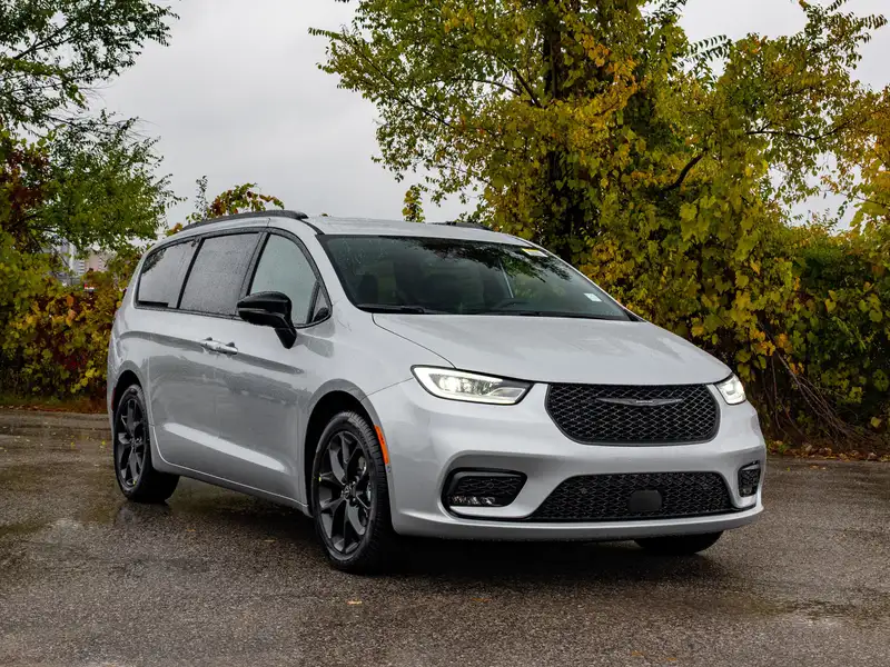 2026 Chrysler Pacifica Select, stříbrná, dovoz Kanada — foto 10 z 12