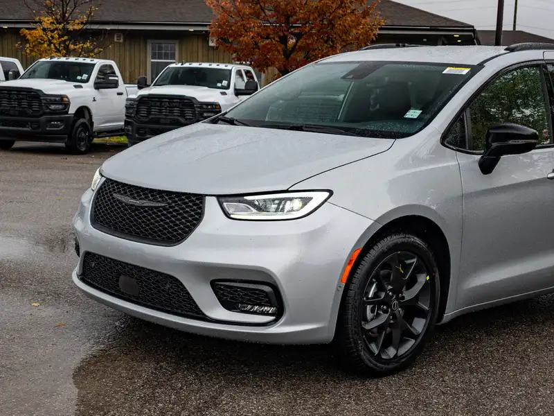 2026 Chrysler Pacifica Select, stříbrná, dovoz Kanada — foto 12 z 12