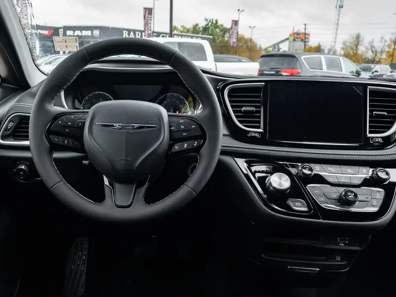 2026 Chrysler Pacifica Select, stříbrná, dovoz Kanada — foto 3 z 12