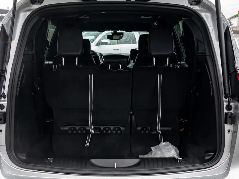 2026 Chrysler Pacifica Select, stříbrná, dovoz Kanada — foto 7 z 12