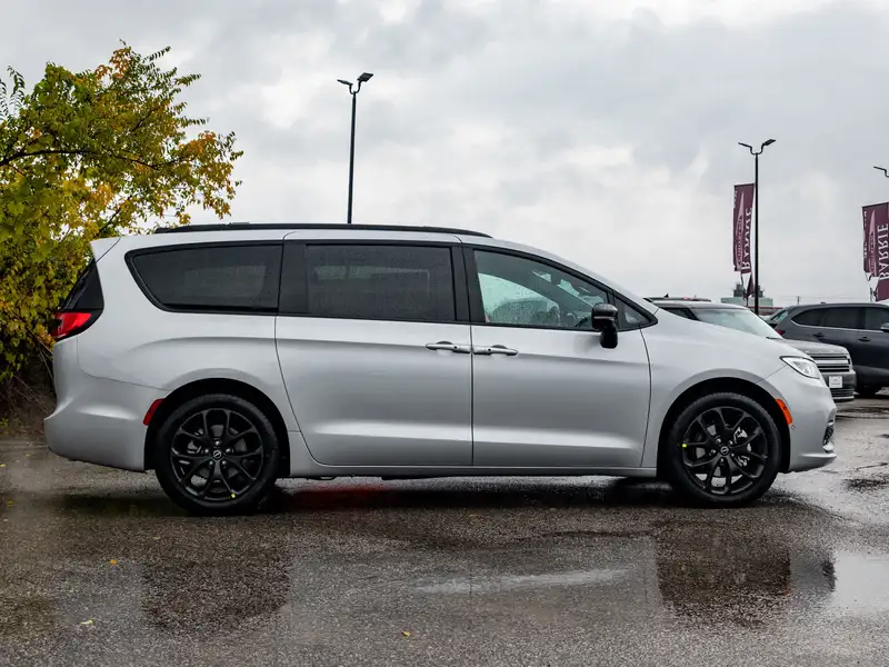 2026 Chrysler Pacifica Select, stříbrná, dovoz Kanada — foto 9 z 12