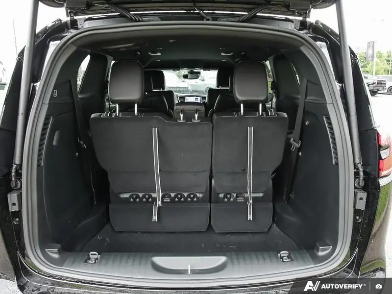 2027 Chrysler Pacifica Select, černá, dovoz Kanada — foto 10 z 12