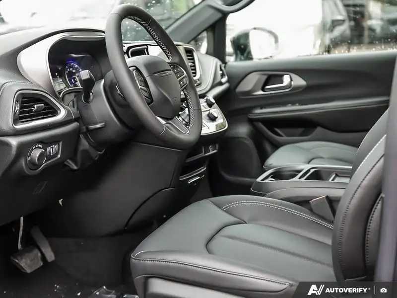 2027 Chrysler Pacifica Select, černá, dovoz Kanada — foto 12 z 12