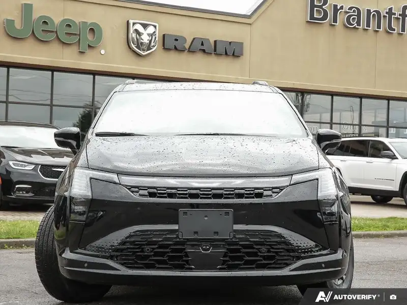 2027 Chrysler Pacifica Select, černá, dovoz Kanada — foto 2 z 12