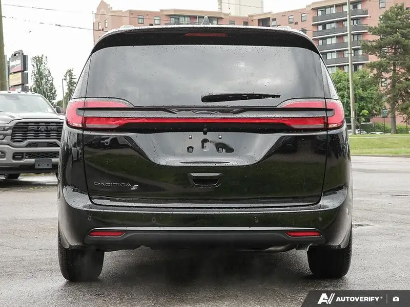 2027 Chrysler Pacifica Select, černá, dovoz Kanada — foto 5 z 12