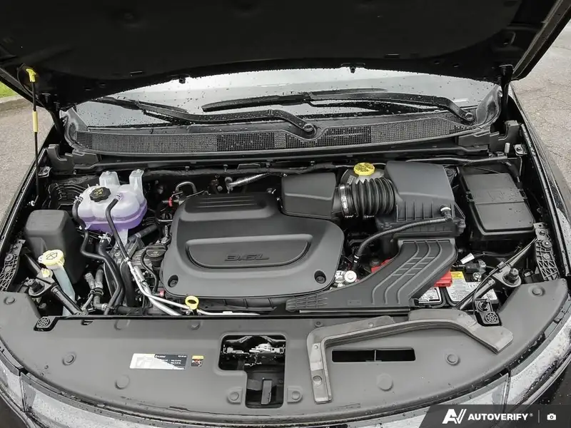 2027 Chrysler Pacifica Select, černá, dovoz Kanada — foto 8 z 12