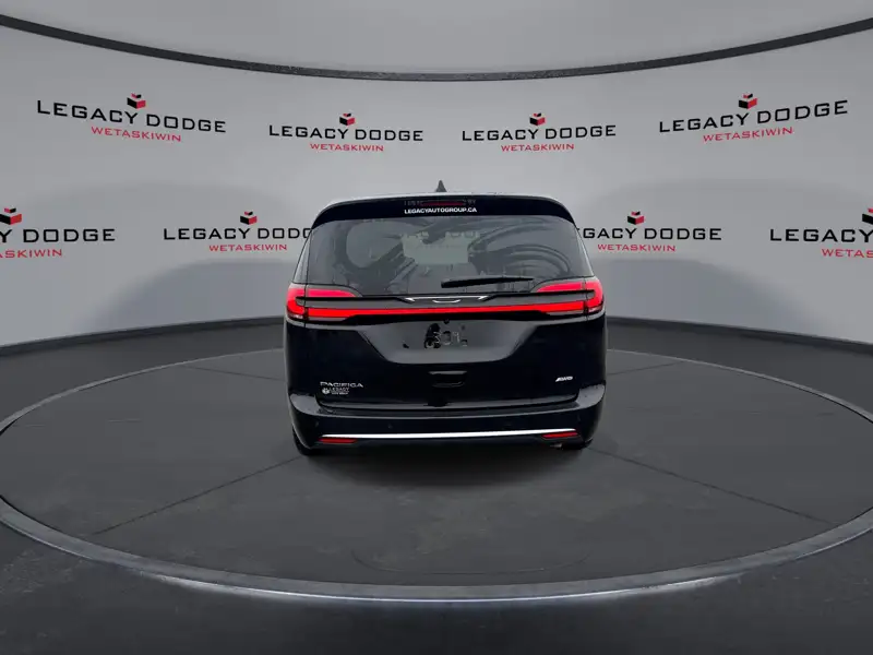2027 Chrysler Pacifica Select AWD, černá, dovoz Kanada — foto 7 z 12