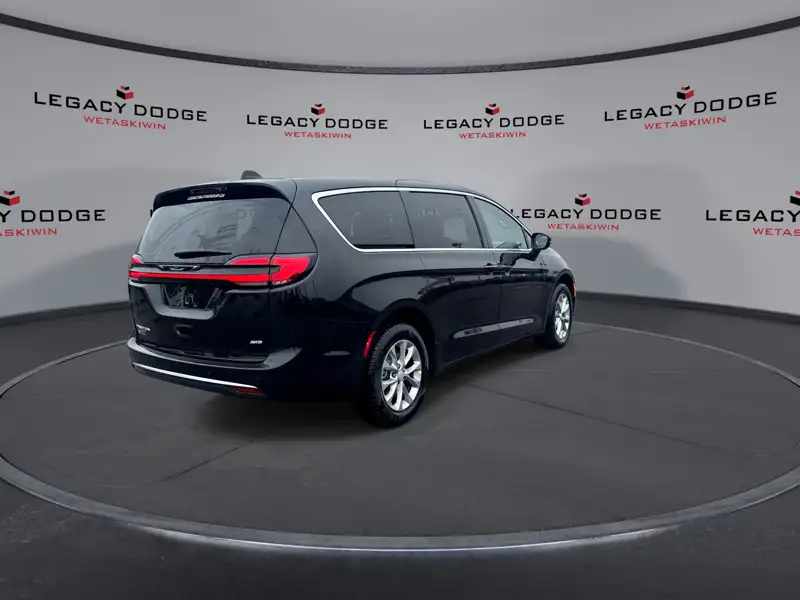 2027 Chrysler Pacifica Select AWD, černá, dovoz Kanada — foto 8 z 12