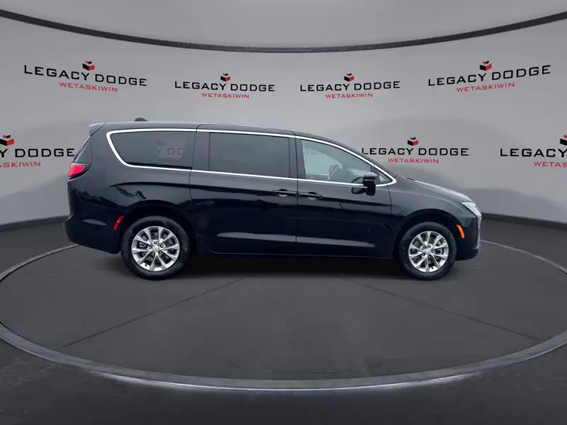 2027 Chrysler Pacifica Select AWD, černá, dovoz Kanada — foto 9 z 12