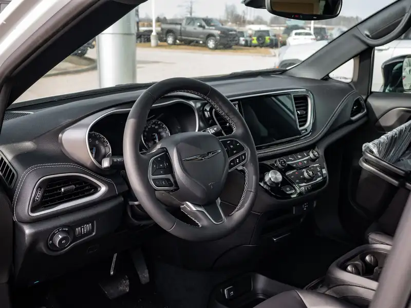 2026 Chrysler Pacifica Select, bílá, dovoz Kanada — foto 3 z 12