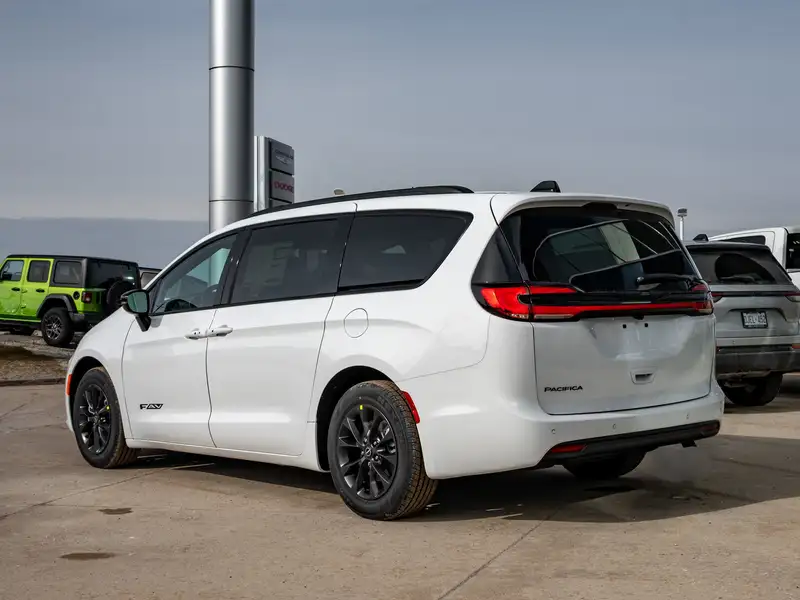 2026 Chrysler Pacifica Select, bílá, dovoz Kanada — foto 6 z 12