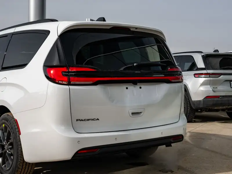2026 Chrysler Pacifica Select, bílá, dovoz Kanada — foto 7 z 12