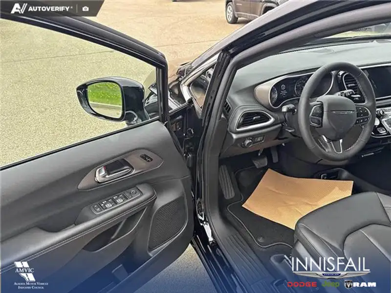 2027 Chrysler Pacifica Select, černá, 24 km, dovoz Kanada — foto 9 z 12