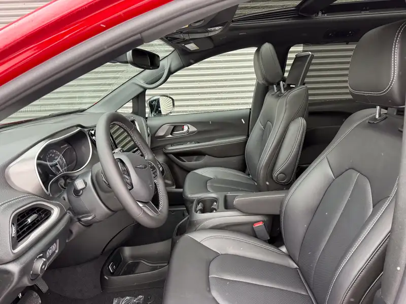 2026 Chrysler Pacifica Select, červená, 10 km, dovoz Kanada — foto 11 z 12