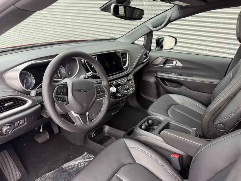 2026 Chrysler Pacifica Select, červená, 10 km, dovoz Kanada — foto 12 z 12