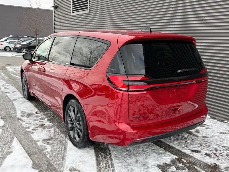 2026 Chrysler Pacifica Select, červená, 10 km, dovoz Kanada — foto 4 z 12