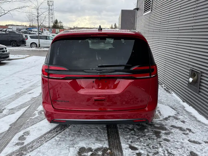 2026 Chrysler Pacifica Select, červená, 10 km, dovoz Kanada — foto 5 z 12