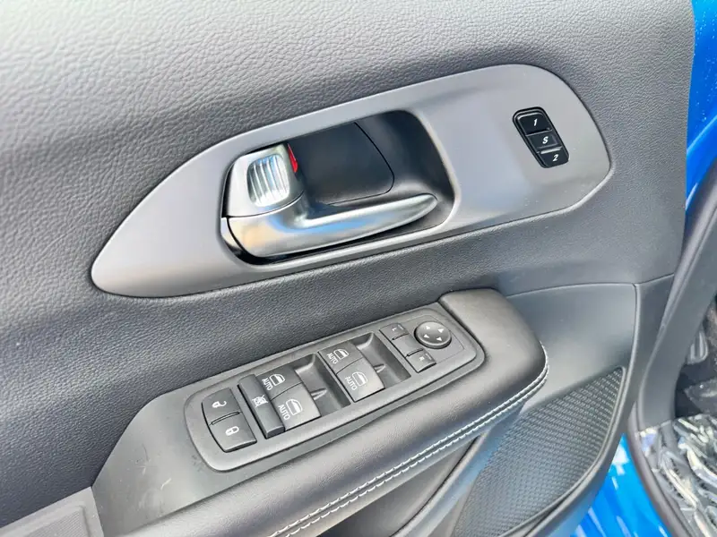2027 Chrysler Pacifica Select, modrá, dovoz Kanada — foto 11 z 12