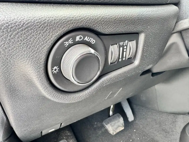 2027 Chrysler Pacifica Select, modrá, dovoz Kanada — foto 12 z 12