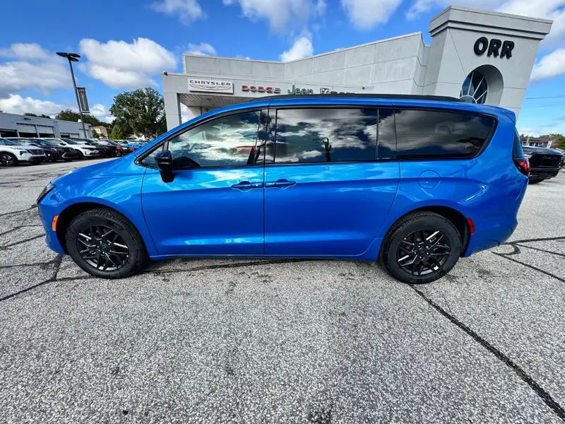 2027 Chrysler Pacifica Select, modrá, dovoz Kanada — foto 2 z 12