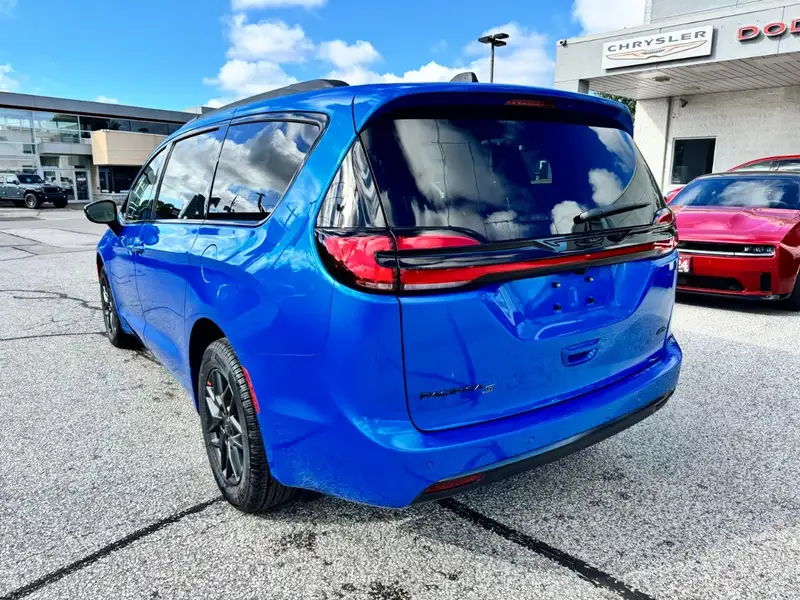 2027 Chrysler Pacifica Select, modrá, dovoz Kanada — foto 3 z 12